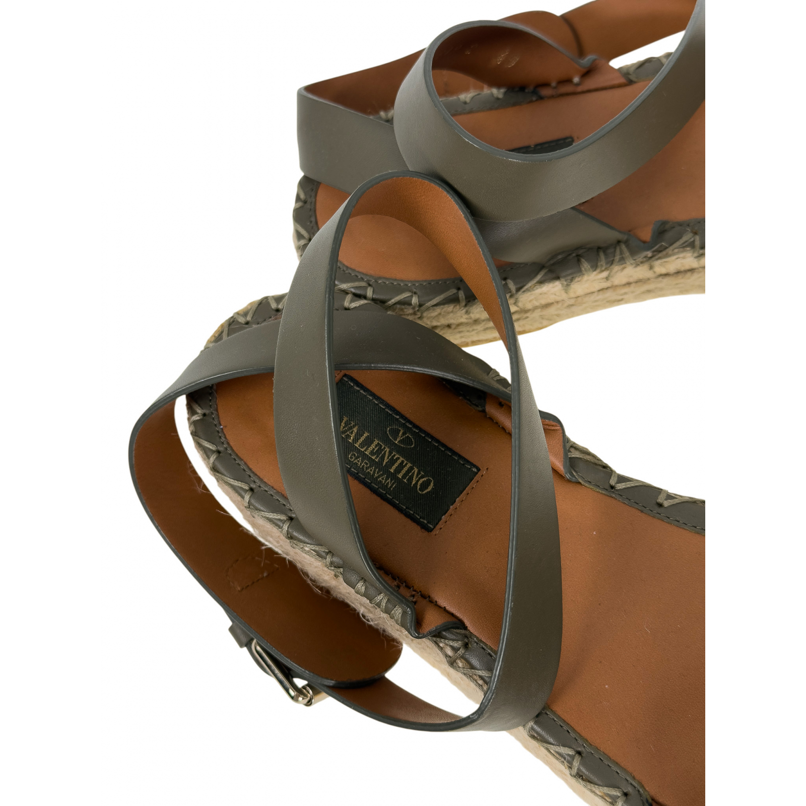 Sandały na słomkowej platformie