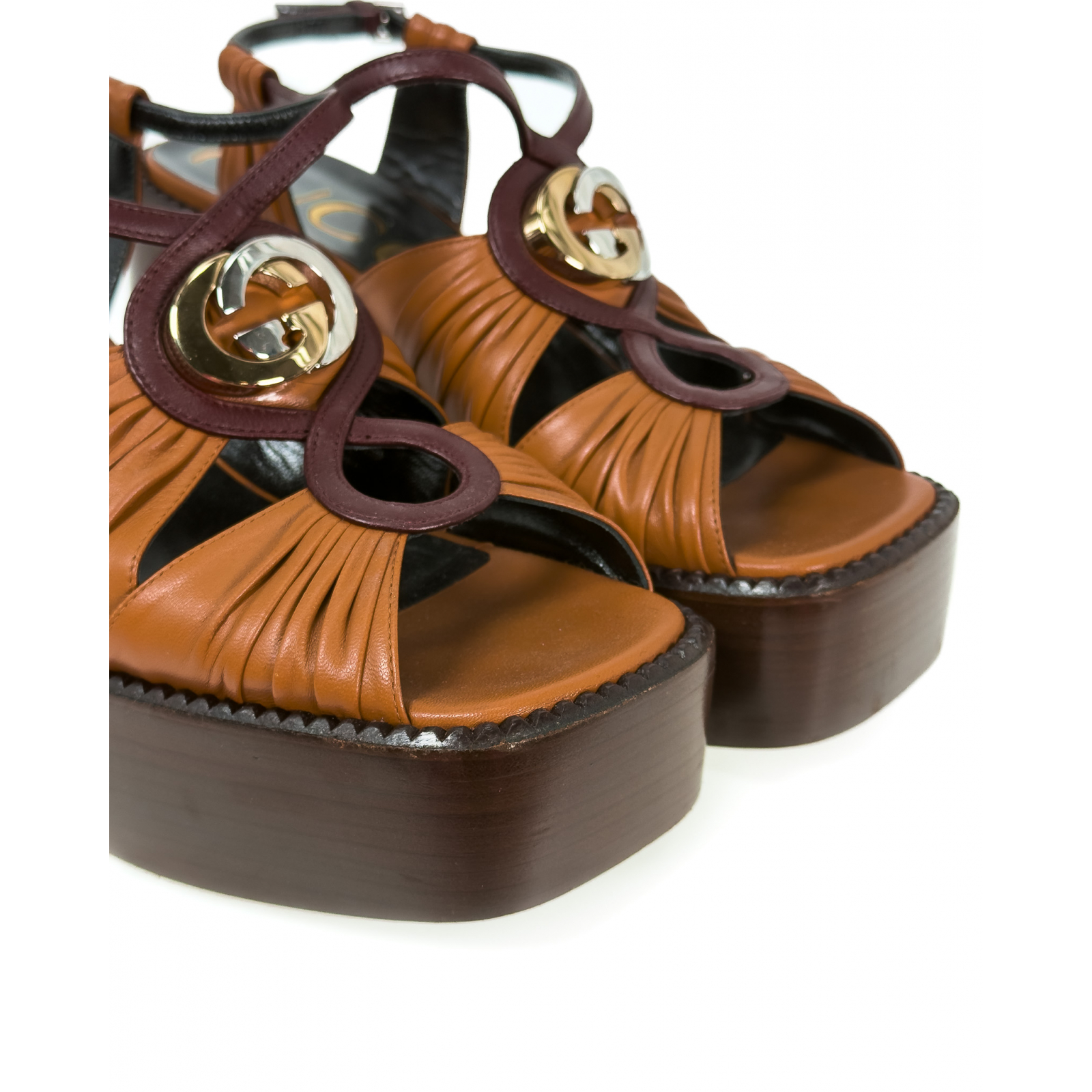 Skórzane sandały na drewnianym obcasie oraz platformie