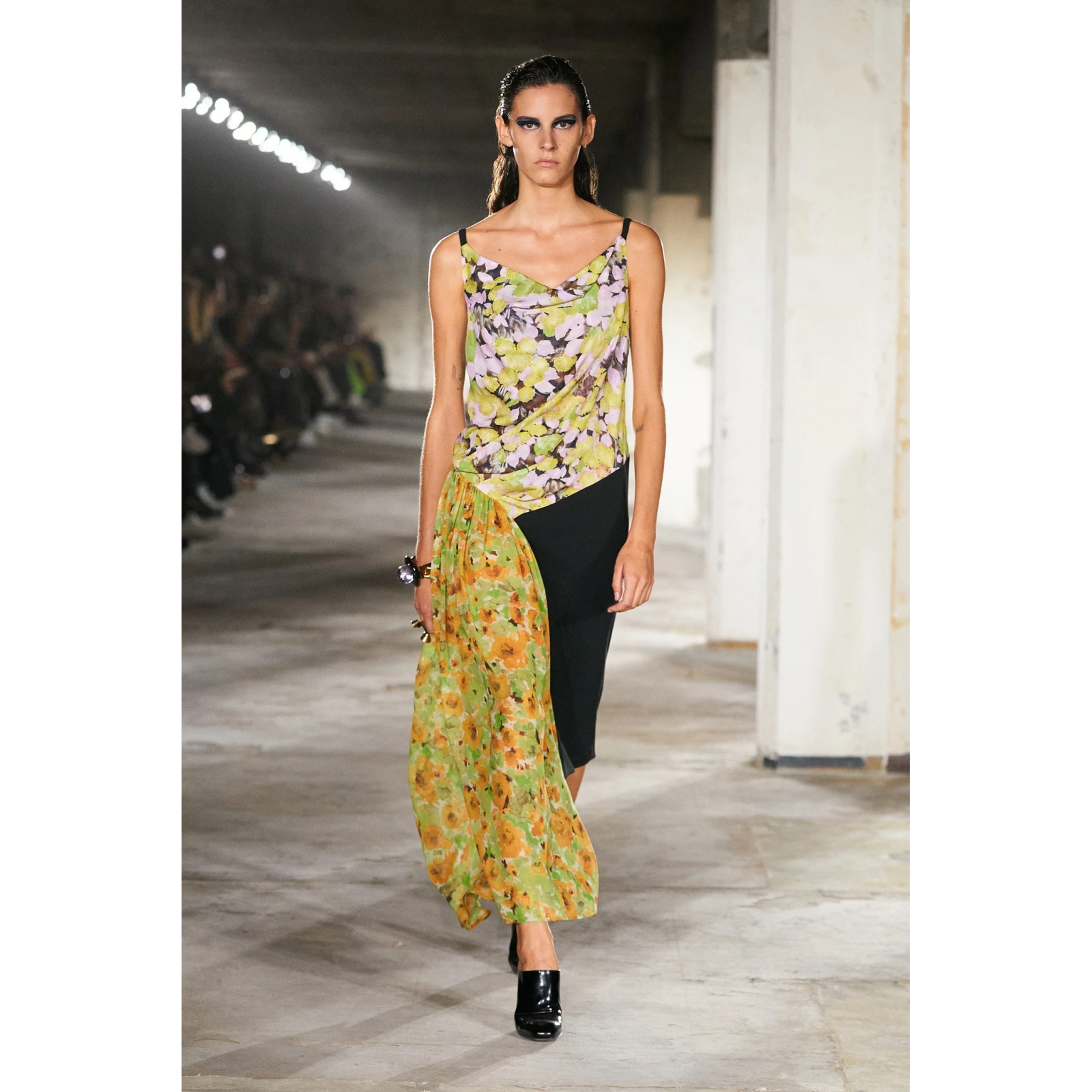 Sukienka z domieszką jedwabiu w składzie