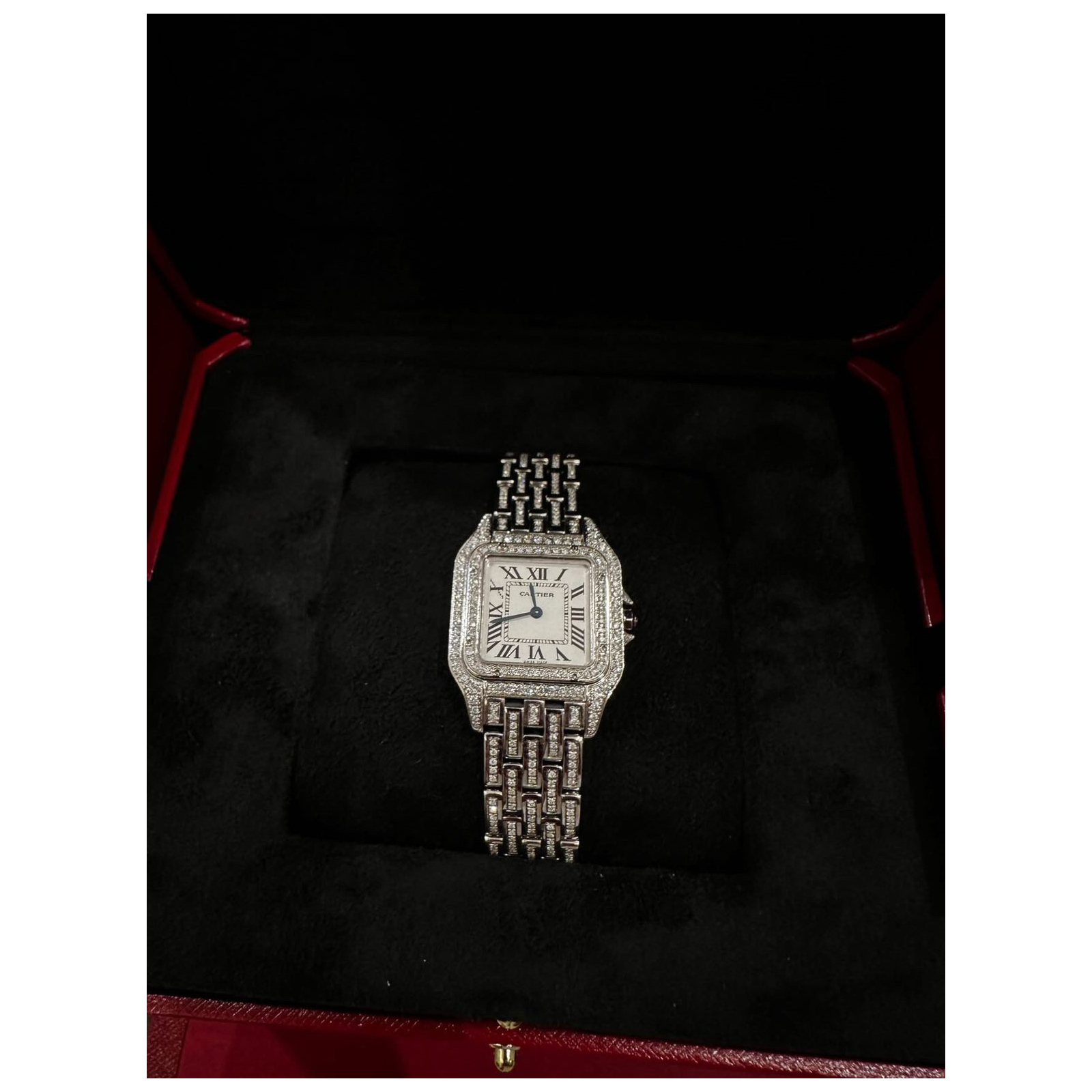 Zegarek wysadzany diamentami