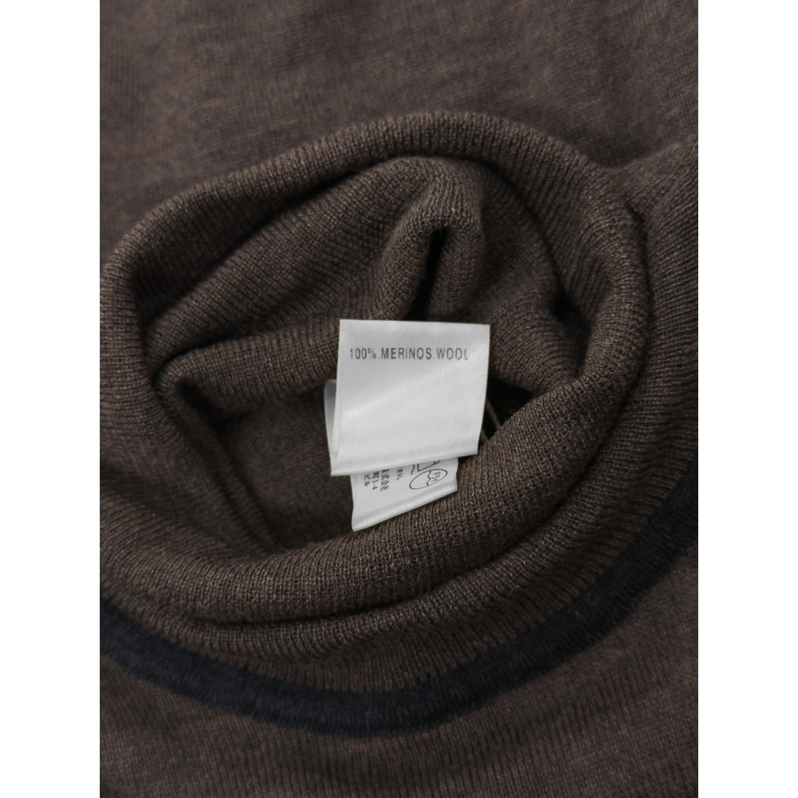 Wełniany sweter z golfem