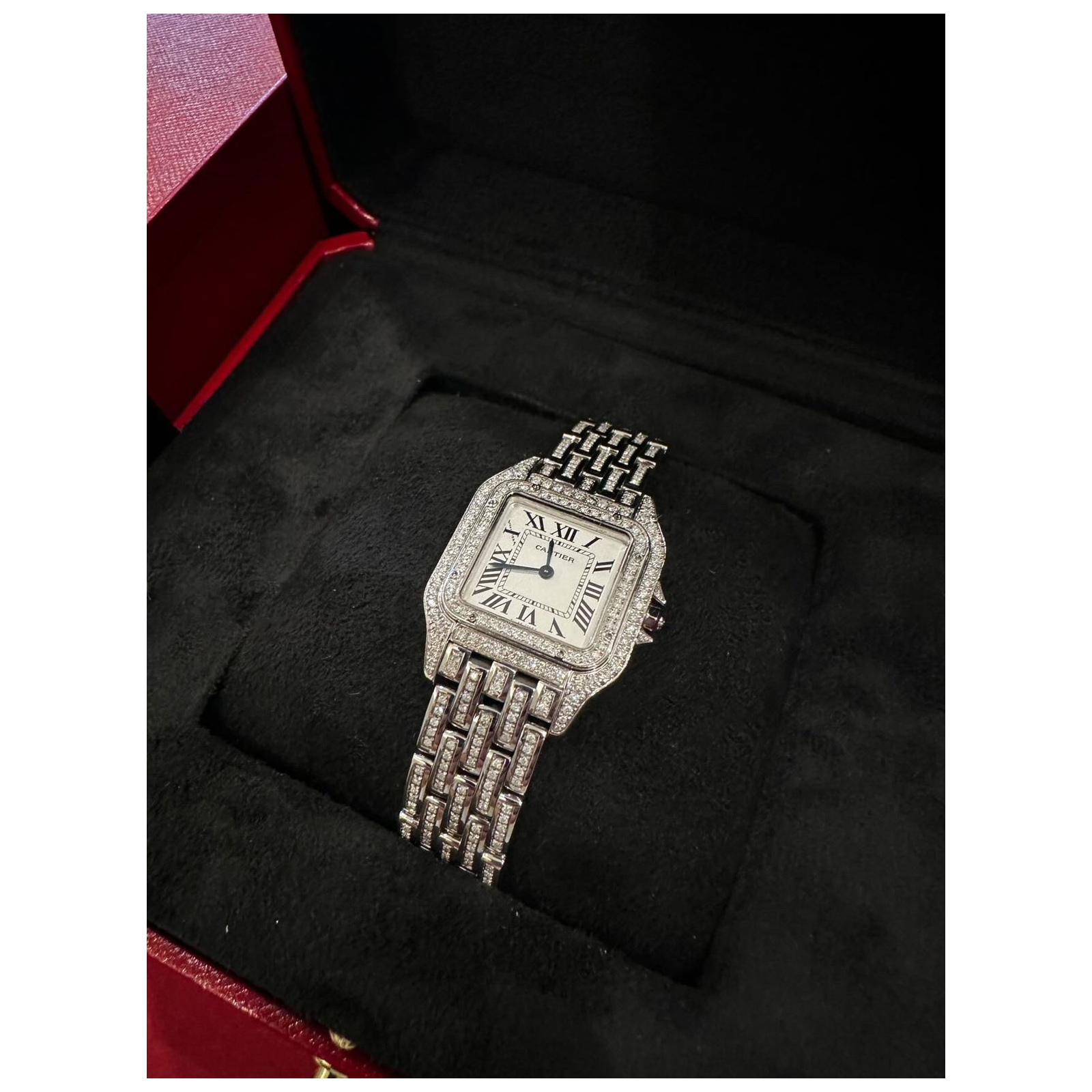 Zegarek wysadzany diamentami