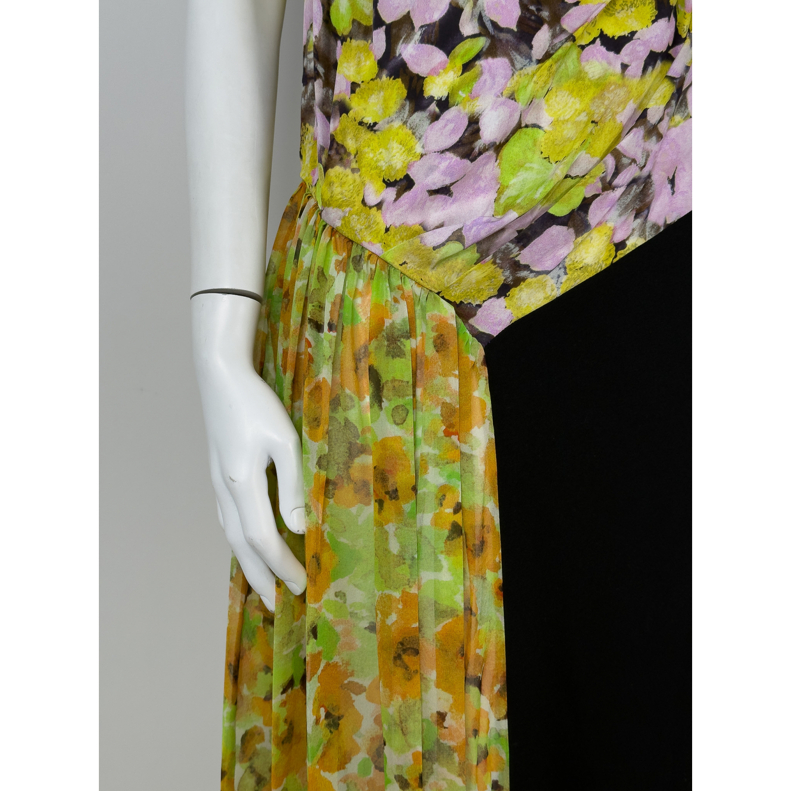 Sukienka z domieszką jedwabiu w składzie