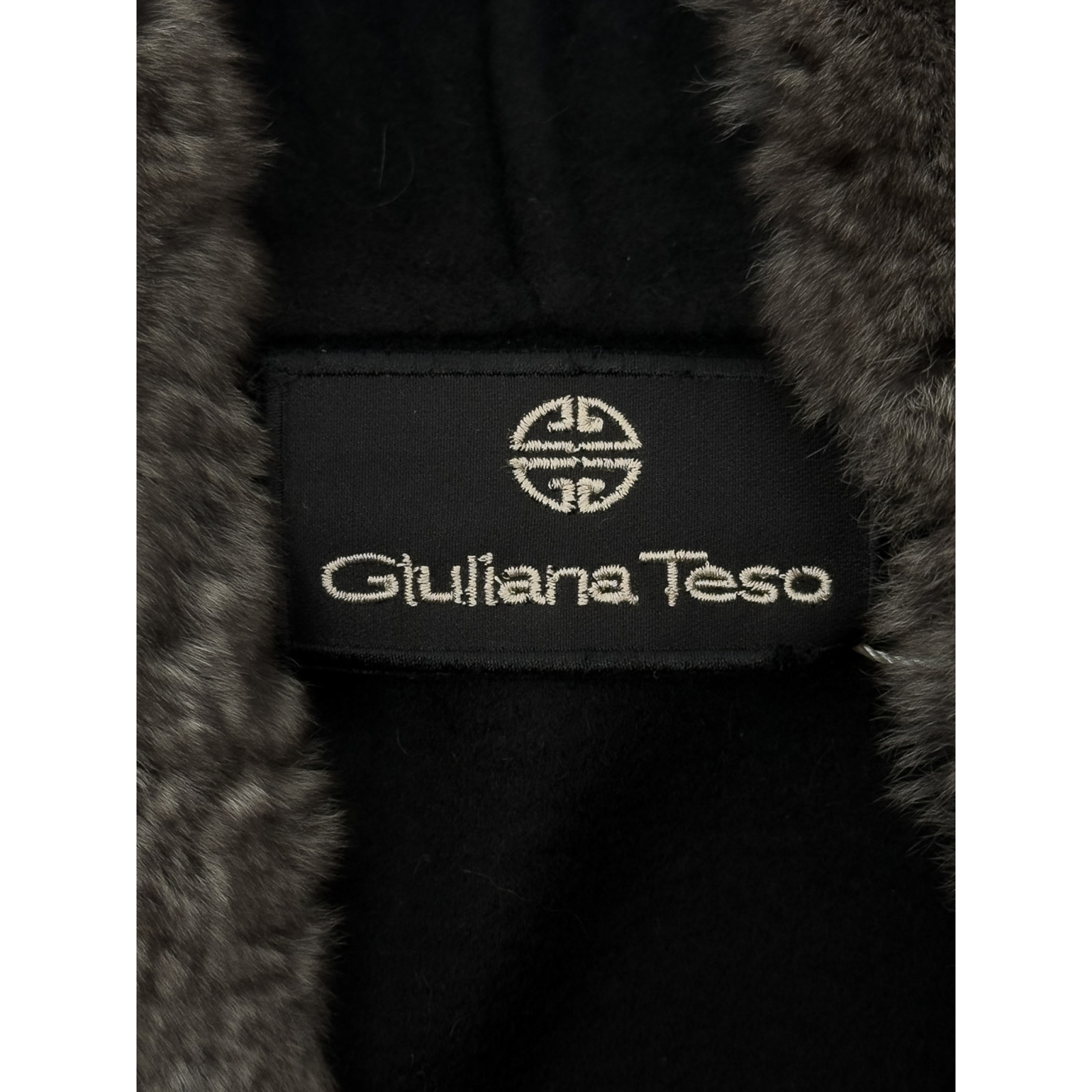 Kaszmirowa narzutka obszyta futrem z szynszyla Giuliana Teso