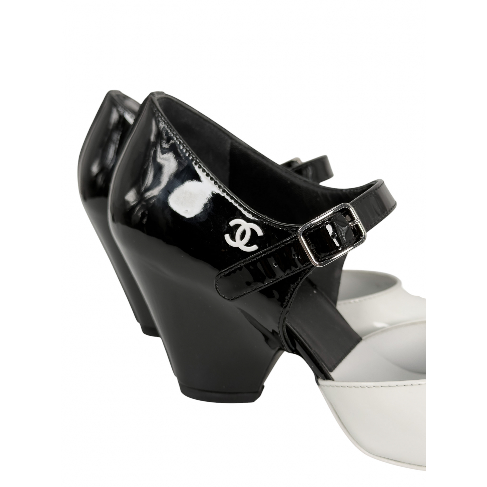 Czółenka z lakierowanej skóry